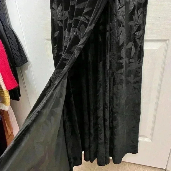 NWOT POLAGRAM  Black Floral Faux Wrap Velvet Maxi V-Neck Dress | size 3XL - Picture 8 of 10